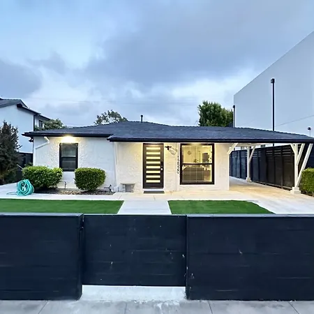 Modern Studio Stylish &Cozy Back Unit